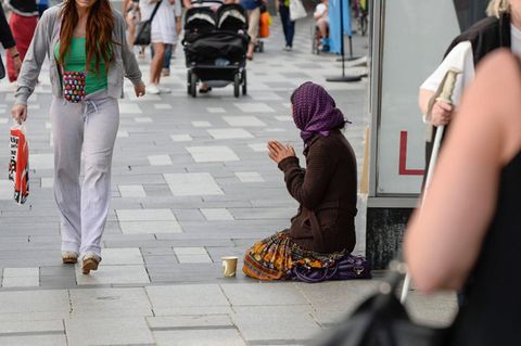Eine Frau bettelt in Stockholm, Schweden
