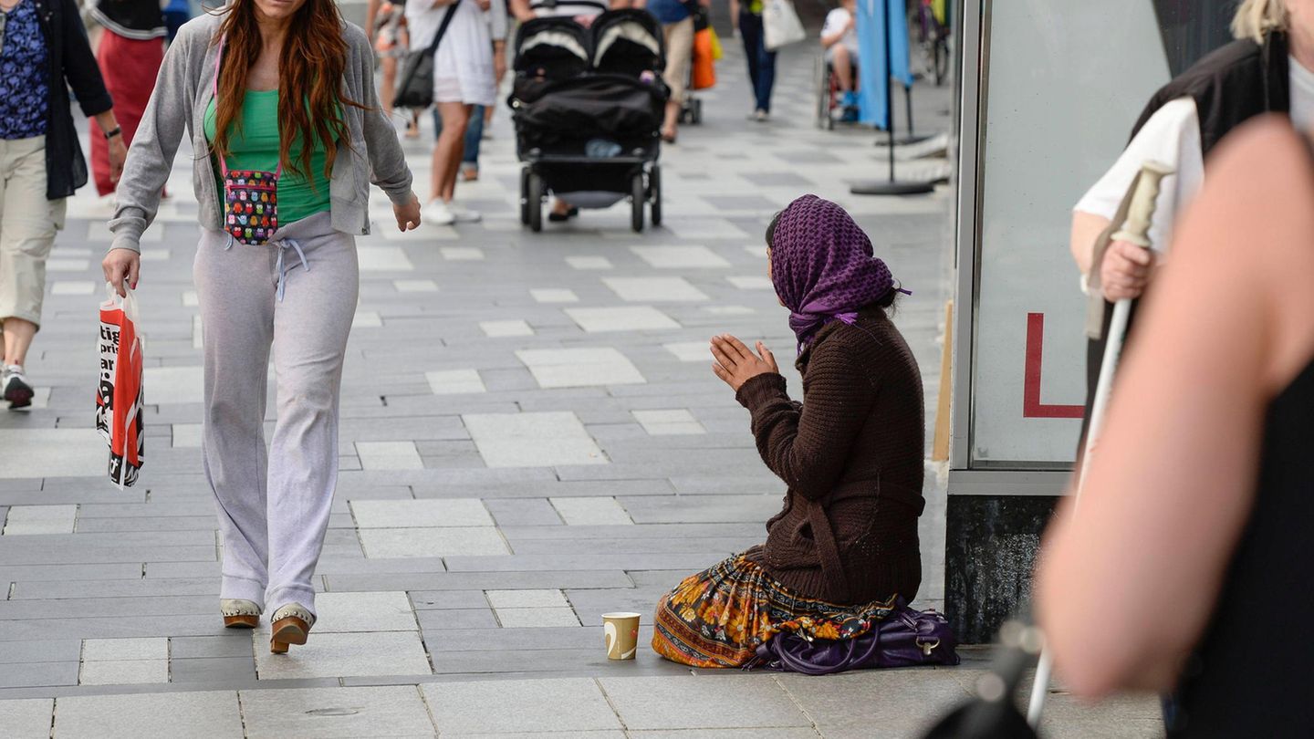 Eine Frau bettelt in Stockholm, Schweden