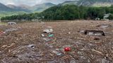 Trümmer und viel Holz treiben in dem vom Sturm verursachten Hochwasser in Rutherford County