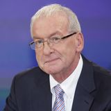 Der TV-Schuldnerberater starb am 9. August plötzlich und unerwartet im Alter von 74 Jahren. Er wurde vor allem durch die RTL-Sendung "Raus aus den Schulden" sehr bekannt, die 2007 erstmals ausgestrahlt wurde. Der ausgebildete Verwaltungsbeamte und Sozialpädagoge war dafür bekannt, dass er sich mit Herzblut für seine Klienten einsetzte – notfalls aber auch mal harte Worte fand, wenn es nötig war   