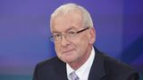 Der TV-Schuldnerberater starb am 9. August plötzlich und unerwartet im Alter von 74 Jahren. Er wurde vor allem durch die RTL-Sendung "Raus aus den Schulden" sehr bekannt, die 2007 erstmals ausgestrahlt wurde. Der ausgebildete Verwaltungsbeamte und Sozialpädagoge war dafür bekannt, dass er sich mit Herzblut für seine Klienten einsetzte – notfalls aber auch mal harte Worte fand, wenn es nötig war   