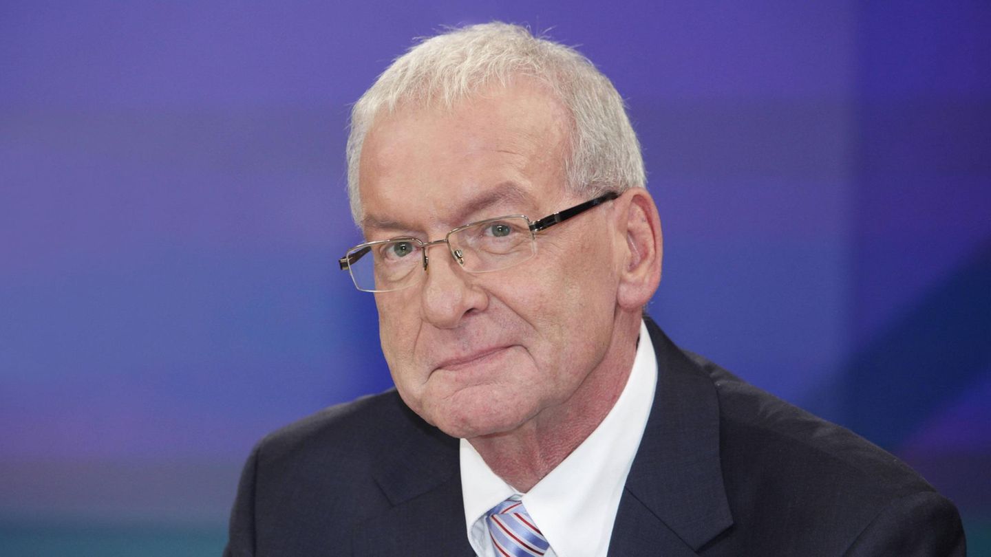 Peter Zwegat Der TV-Schuldnerberater starb am 9. August plötzlich und unerwartet im Alter von 74 Jahren. Er wurde vor allem durch die RTL-Sendung "Raus aus den Schulden" sehr bekannt, die 2007 erstmals ausgestrahlt wurde. Der ausgebildete Verwaltungsbeamte und Sozialpädagoge war dafür bekannt, dass er sich mit Herzblut für seine Klienten einsetzte – notfalls aber auch mal harte Worte fand, wenn es nötig war
