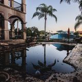 Dieses Wohnhaus in Florida erwischte es besonders hart. Der Sturm brachte Wind, eine Flut und danach das Feuer. Und ein Boot liegt im Garten