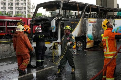 Ein ausgebrannter Bus nahe Bangkok