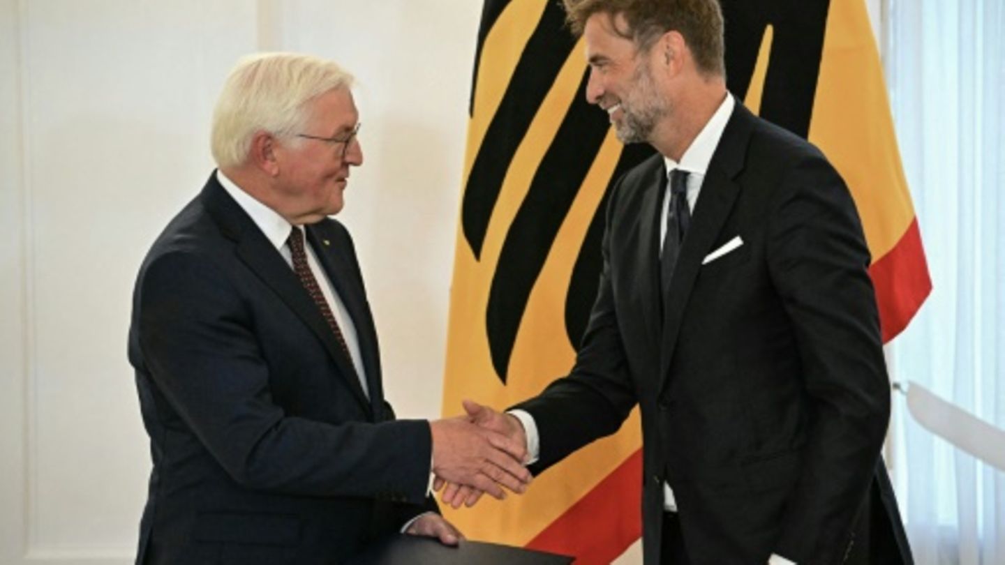 Frank-Walter Steinmeier und Jürgen Klopp (rechts)