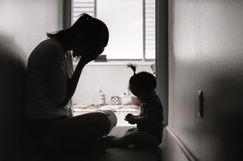Regretting Motherhood: Verzweifelte Mutter und Kind