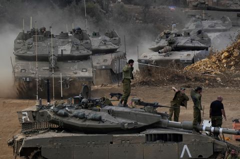 Panzer der israelischen Armee manövrieren in einem Bereitstellungsraum im Norden Israels nahe der israelisch-libanesischen Grenze 