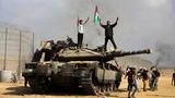 Die Terroristen greifen an mehreren Stellen gleichzeitig an und zerstören dabei auch diesen israelischen Panzer