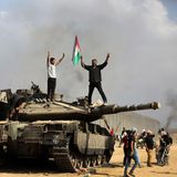 Die Terroristen greifen an mehreren Stellen gleichzeitig an und zerstören dabei auch diesen israelischen Panzer