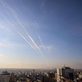 Es ist Schabbat, der jüdische Ruhetag. Er fällt mit dem jüdischen Feiertag Simchat Tora zusammen. Um 6.29 Uhr (05.29 Uhr deutscher Zeit), Israel ist noch nicht einmal ganz erwacht, registriert die israelische Armee Tausende Raketen, die nahe der Grenze aus dem Gazastreifen auf Israel abgefeuert werden