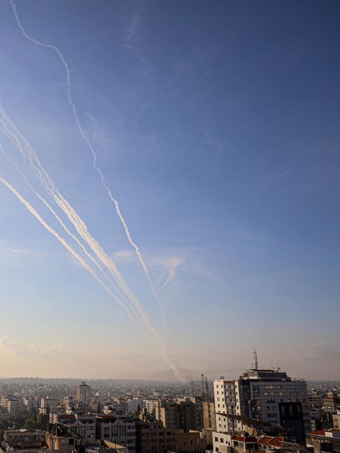 Es ist Schabbat, der jüdische Ruhetag. Er fällt mit dem jüdischen Feiertag Simchat Tora zusammen. Um 6.29 Uhr (05.29 Uhr deutscher Zeit), Israel ist noch nicht einmal ganz erwacht, registriert die israelische Armee Tausende Raketen, die nahe der Grenze aus dem Gazastreifen auf Israel abgefeuert werden
