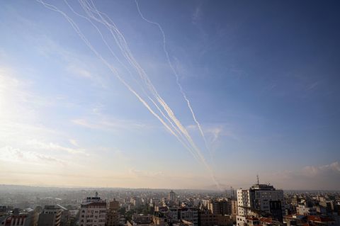 Es ist Schabbat, der jüdische Ruhetag. Er fällt mit dem jüdischen Feiertag Simchat Tora zusammen. Um 6.29 Uhr (05.29 Uhr deutscher Zeit), Israel ist noch nicht einmal ganz erwacht, registriert die israelische Armee tausende Raketen, die nahe der Grenze aus dem Gazastreifen auf Israel abgefeuert werden
