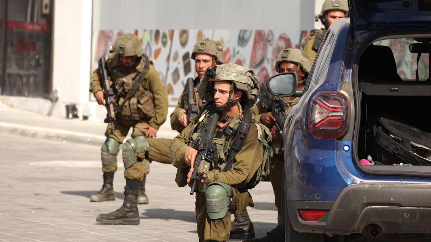 8.30 Uhr: Hamas-Kämpfer stürmen mehrere israelische Stützpunkte Für die israelischen Soldaten (Foto) kommt der Angriff so unerwartet, dass es den Hamas-Terroristen sogar gelingt, sechs Militärstützpunkte entlang der Grenzanlage zu erobern. In mehreren Gegenden wie Sderot muss sich die Bevölkerung stundenlang alleine vor den Angreifern schützen, bevor die eigene Armee ihnen zu Hilfe kommt