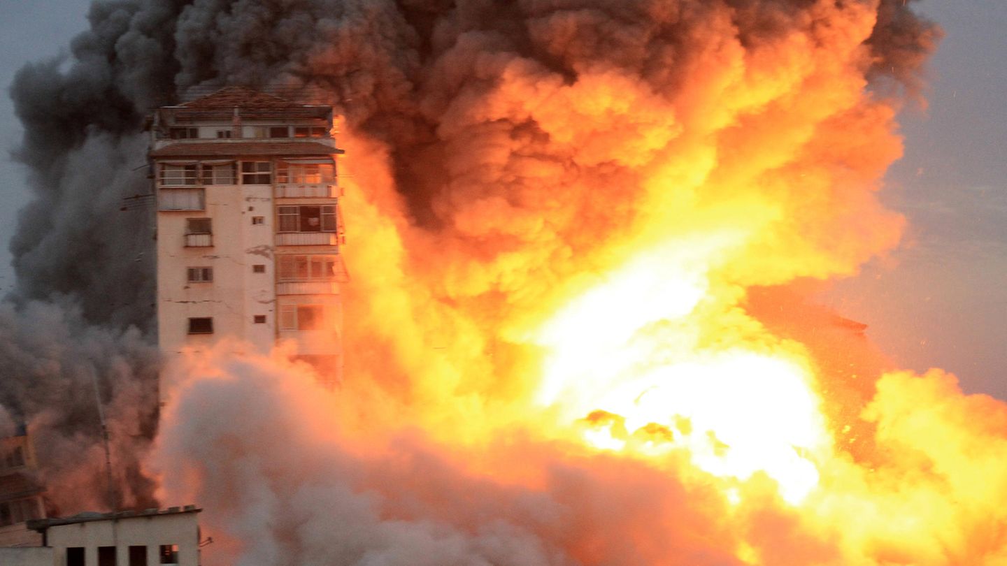 Noch am späten Morgen schießt Israel zurück. Die Armee beginnt mit Bombardements des schmalen Gazastreifens, in dem 2,4 Millionen Menschen dicht gedrängt leben. Der erste Luftangriff findet noch vor elf Uhr statt, berichtet ein Journalist der Nachrichtenagentur AFP