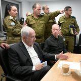 Mittags wendet sich Israels Regierungschef Benjamin Netanjahu (vorne links) nach einer Krisenbesprechung an seine Landsleute und erklärt: "Wir befinden uns im Krieg." Am Nachmittag beruft das Militär 360.000 Reservisten ein, um die 170.000 Soldatinnen und Soldaten der Armee zu unterstützen