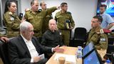 Mittags wendet sich Israels Regierungschef Benjamin Netanjahu (vorne links) nach einer Krisenbesprechung an seine Landsleute und erklärt: "Wir befinden uns im Krieg." Am Nachmittag beruft das Militär 360.000 Reservisten ein, um die 170.000 Soldatinnen und Soldaten der Armee zu unterstützen