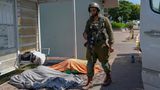 Im mit am schlimmsten betroffenen Kibbuz Beeri treffen die ersten israelischen Soldaten "ab 13:30 Uhr" ein, wie es in einem Bericht der Armee heißt, ähnlich in der Stadt Sderot (Foto). Eine interne Untersuchung räumt später ein, dass die israelische Armee beim Schutz ihrer Staatsbürger "versagt" habe