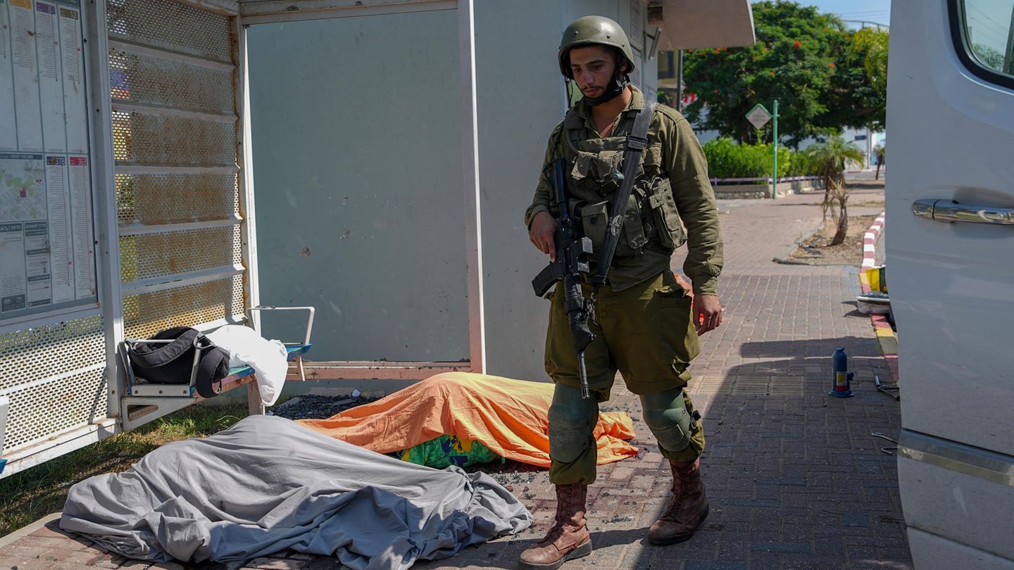 13.30 Uhr: Israelische Soldaten erreichen die Kibbuzim Im mit am schlimmsten betroffenen Kibbuz Beeri treffen die ersten israelischen Soldaten "ab 13:30 Uhr" ein, wie es in einem Bericht der Armee heißt, ähnlich in der Stadt Sderot (Foto). Eine interne Untersuchung räumt später ein, dass die israelische Armee beim Schutz ihrer Staatsbürger "versagt" habe