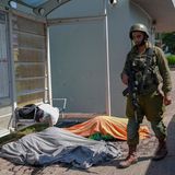 Im mit am schlimmsten betroffenen Kibbuz Beeri treffen die ersten israelischen Soldaten "ab 13.30 Uhr" ein, wie es in einem Bericht der Armee heißt, ähnlich in der Stadt Sderot (Foto). Eine interne Untersuchung räumt später ein, dass die israelische Armee beim Schutz ihrer Staatsbürger "versagt" habe