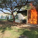 Überlebende aus den Kibbuzim schildern später, wie sie zur Verteidigung zu allen möglichen Waffen griffen oder in Schutzräumen kauerten, während die schwer bewaffneten Kämpfer versuchten, die Türen aufzubrechen. In manchen Gegenden kommt den Bewohnern erst am Nachmittag die Armee zu Hilfe