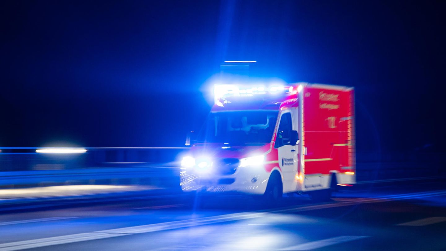 Ein Rettungswagen fährt mit Blaulicht zu einem Einsatz