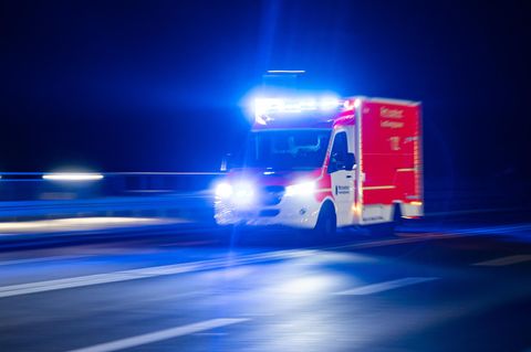 Ein Rettungswagen fährt mit Blaulicht zu einem Einsatz