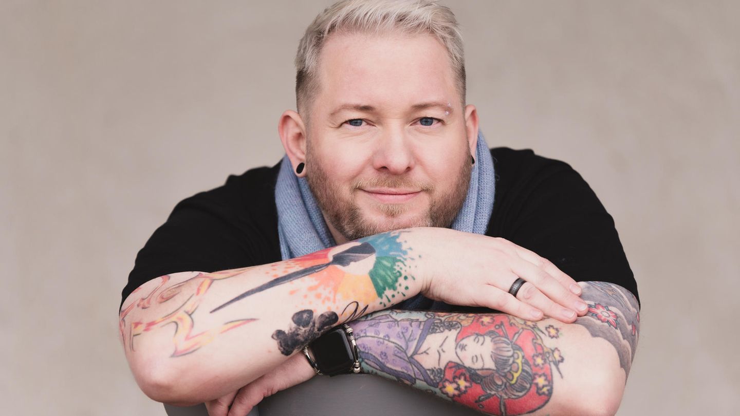 Panikattacken: Mann mit bunten Tattoos