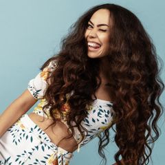 Kreppeisen Haare: Eine Frau trägt den "Mermaid Look".