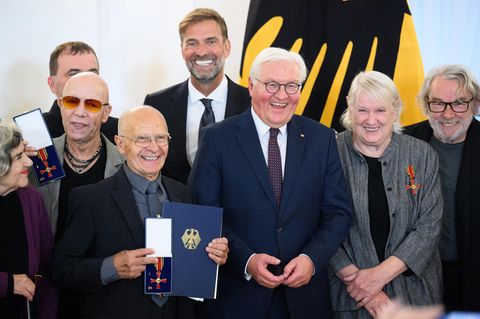 Bundespräsident Frank-Walter Steinmeier (M) steht lachend im Schloss Belevue zusammen mit Jürgen Klopp und weiteren Preisträgern