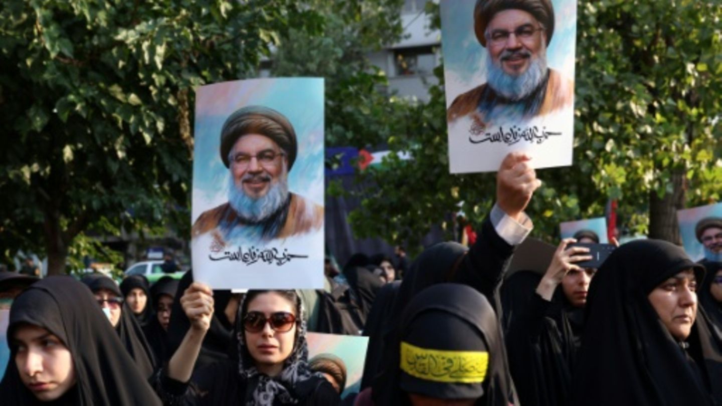 Iranerinnen mit Porträts des getöteten Hisbollah-Chefs