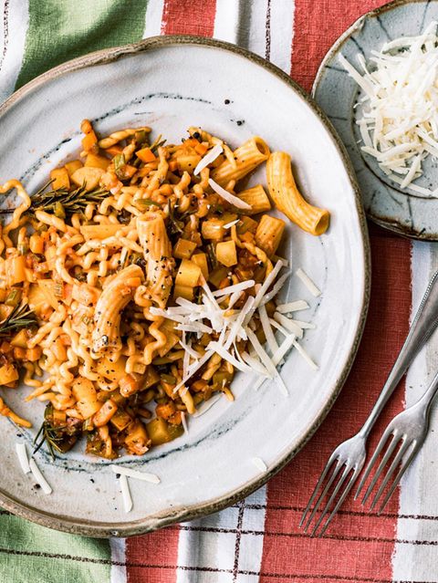 Pasta e patate serviert