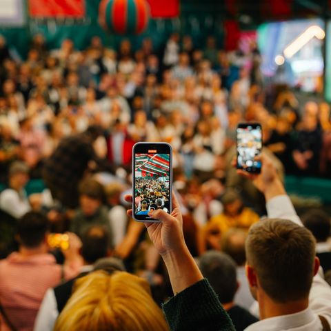 Oktoberfest-Einsatz: Die Gruppe 1777 der Polizei will Upskirting Teufelsrad auf der Wiesn verhindern