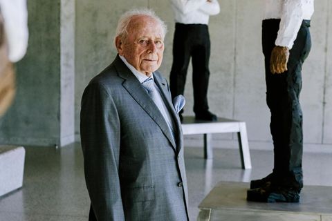 Würth vor Skulpturen des Bildhauers Stephan Balkenhol