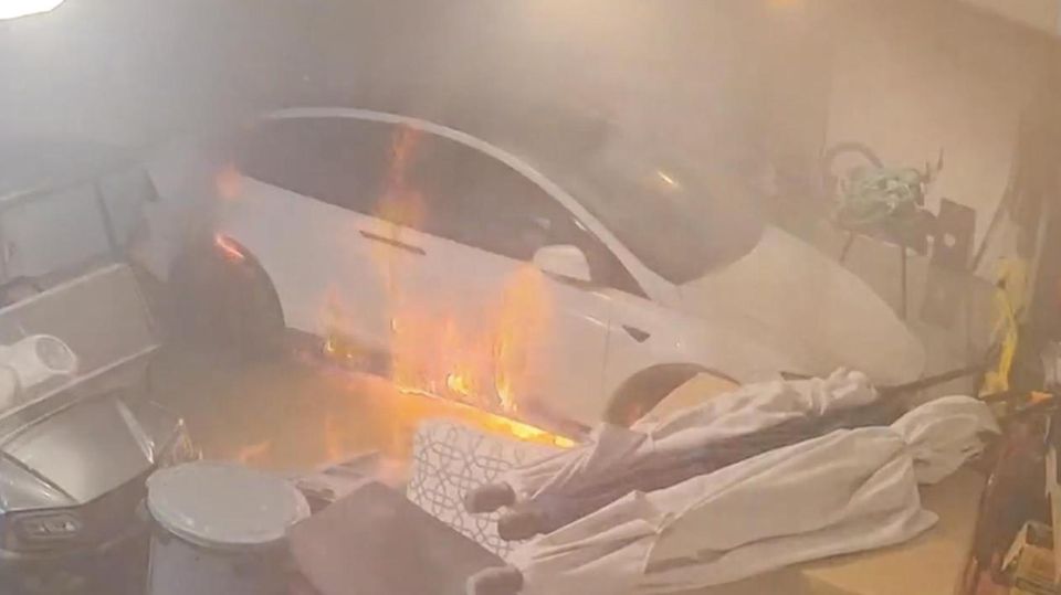 Das durch den Sturm in die Garage geratene Wasser löst unter einem Tesla einen Kurzschluss aus, wodurch zunächst der Wagen, anschließend auch Garage und Haus in Brand geraten.