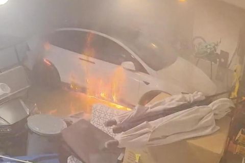 Das durch den Sturm in die Garage geratene Wasser löst unter einem Tesla einen Kurzschluss aus, wodurch zunächst der Wagen, anschließend auch Garage und Haus in Brand geraten.