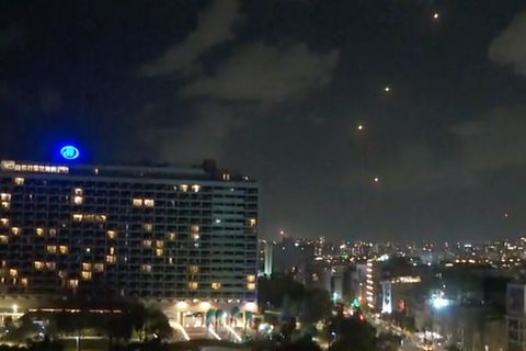 Iranische Angriffe auf Israel: Video zeigt Raketen über Tel Aviv