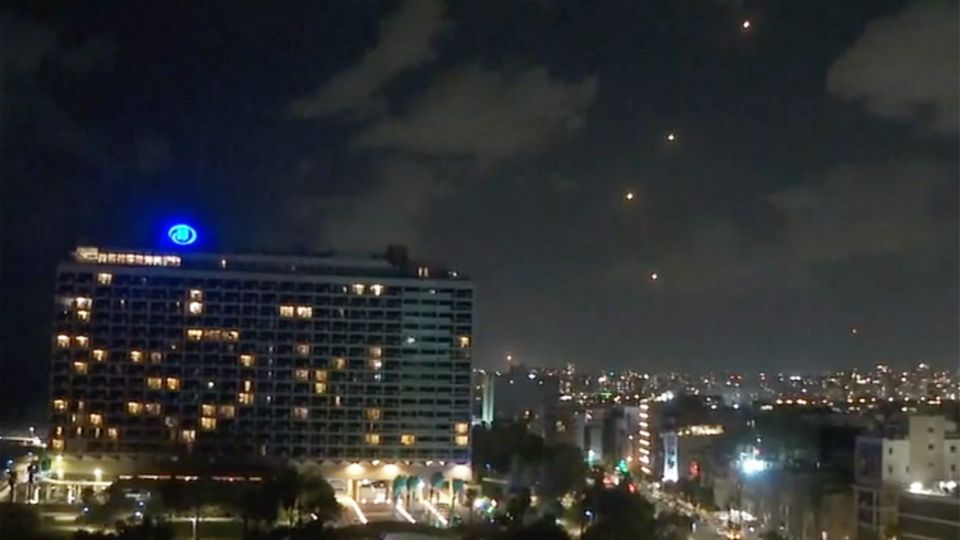 Iranische Angriffe auf Israel: Video zeigt Raketen über Tel Aviv