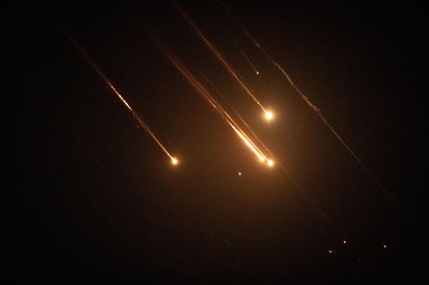 Raketen über dem Nachthimmel von Jerusalem