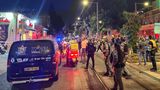 Kurz bevor auch in Tel Aviv die ersten Rakten den Himmel erhellen, erschüttert ein mutmaßlicher Terroranschlag die Stadt. Nach Polizeiangaben laufen zwei Attentäter zunächst in der Stadtbahn, dann zu Fuß Amok, bevor sie von Zivilisten und Inspektoren mit persönlichen Pistolen getötet werden. Sechs Menschen sterben, neun weitere werden verletzt 