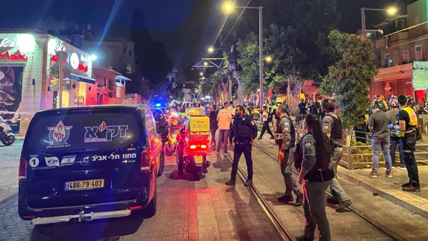 Nahost-Konflikt: Kurz bevor auch in Tel Aviv die ersten Rakten den Himmel erhellen, erschüttert ein mutmaßlicher Terroranschlag die Stadt. Nach Polizeiangaben laufen zwei Attentäter zunächst in der Stadtbahn, dann zu Fuß Amok, bevor sie von Zivilisten und Inspektoren mit persönlichen Pistolen getötet werden. Sechs Menschen sterben, neun weitere werden verletzt Kurz bevor auch in Tel Aviv die ersten Rakten den Himmel erhellen, erschüttert ein mutmaßlicher Terroranschlag die Stadt. Nach Polizeiangaben laufen zwei Attentäter zunächst in der Stadtbahn, dann zu Fuß Amok, bevor sie von Zivilisten und Inspektoren mit persönlichen Pistolen getötet werden. Sechs Menschen sterben, neun weitere werden verletzt