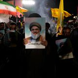 Hier hält ein Geistlicher hält ein Poster des getöteten Hisbollah-Führers Hassan Nasrallah
