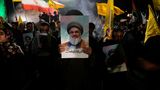 Hier hält ein Geistlicher hält ein Poster des getöteten Hisbollah-Führers Hassan Nasrallah