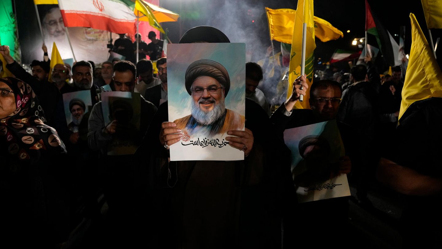 Hier hält ein Geistlicher hält ein Poster des getöteten Hisbollah-Führers Hassan Nasrallah