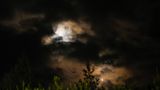 Geschosse fliegen durch den Himmel im Zentrum Israels