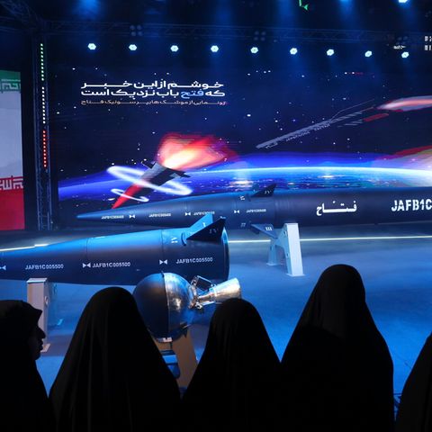 Vorstellung der iranischen "Fatah"-Hyperschallrakete im Juni 2023