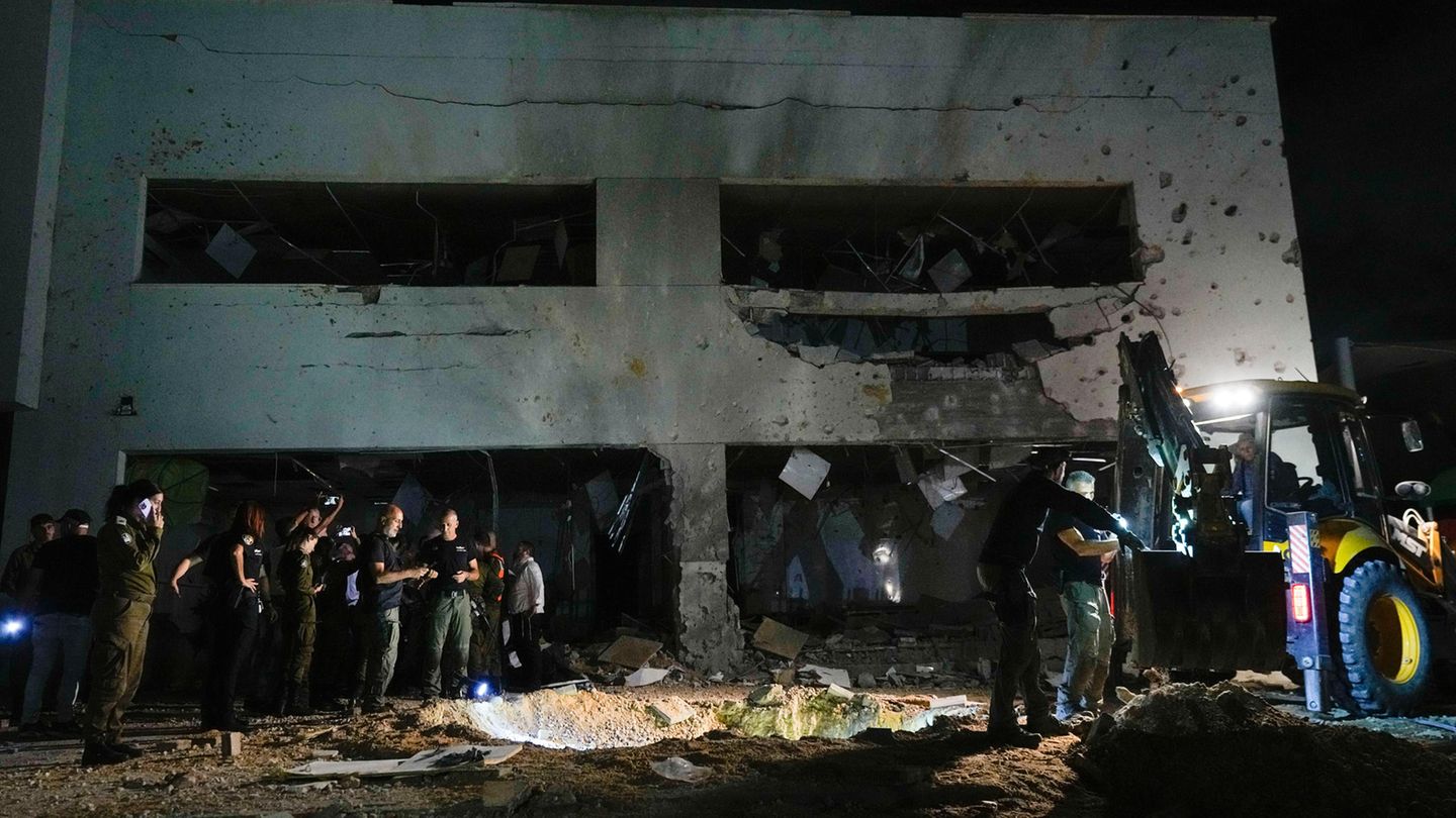 Iran attacks Israel with 180 rockets, Israel threatens consequences Iran attacks Israel with 180 rockets, Israel threatens consequences