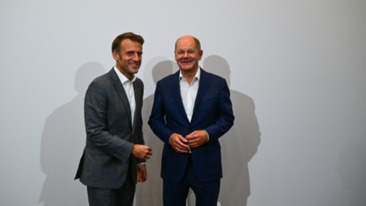 Scholz Receives French President Macron