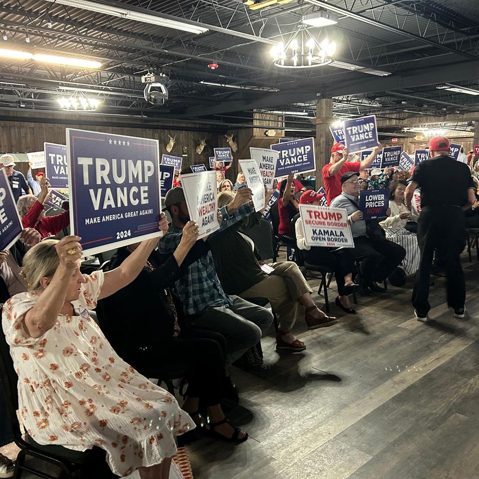 Vance gegen Walz: So erleben Trump-Fans die TV-Debatte – im größten Waffenladen der Welt