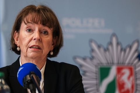 Die Kölner Oberbürgermeisterin Henriette Reker auf einer Pressekonferenz