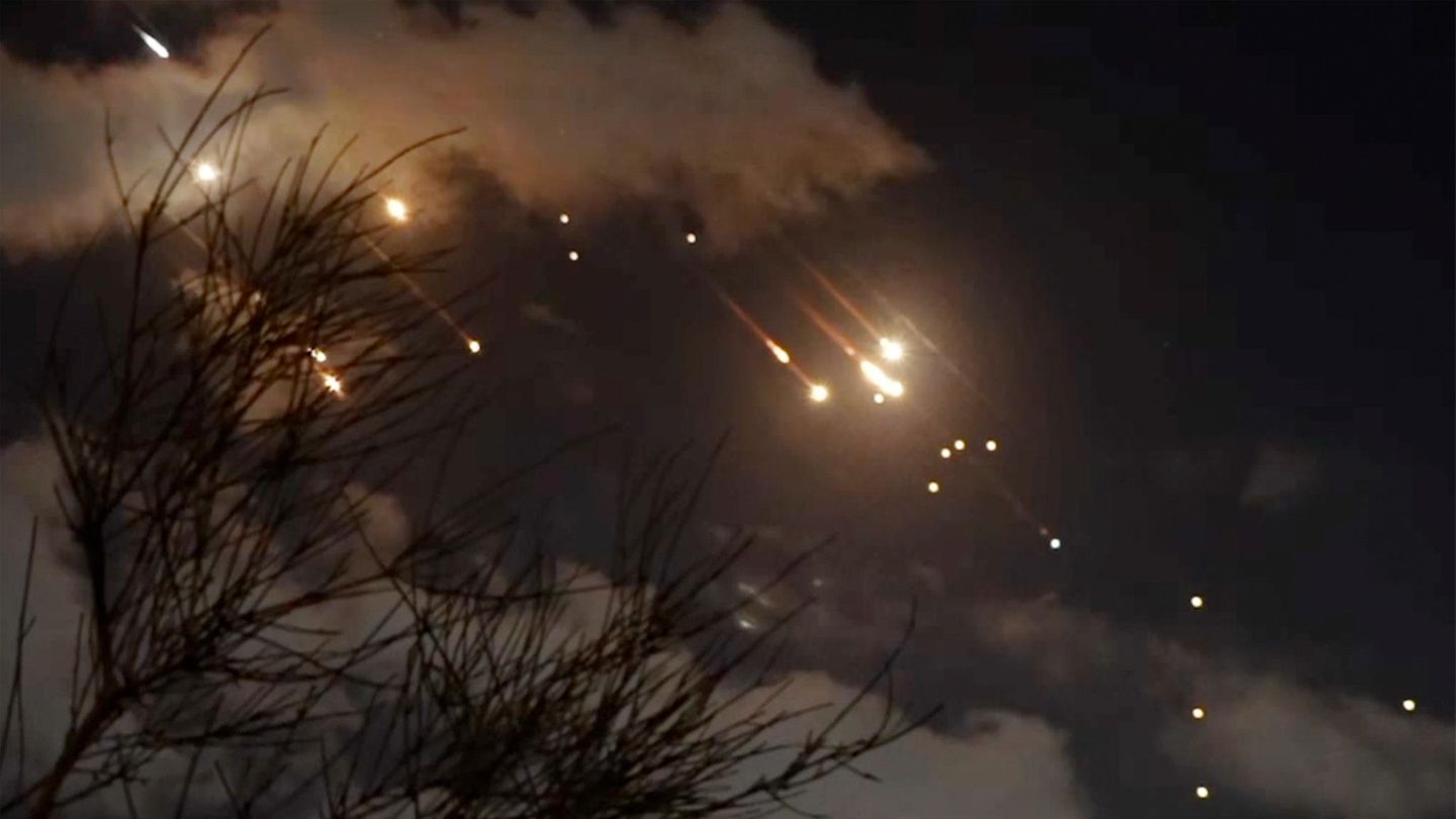 Dieses Videostandbild Geschosse, die über Jerusalem abgefangen werden